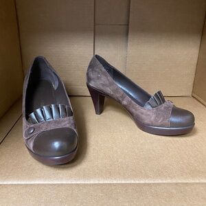 Gently Used Bella vita style Talent dress shoe brown suede heels